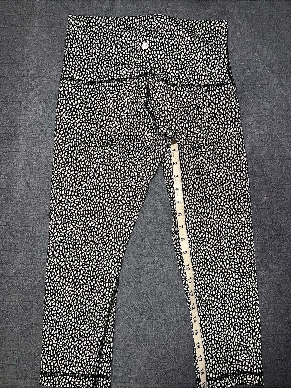 LULULEMON Wunder Under Miss
Mosaic Hi-Rise Crop Leggings size 8 - Picture 6 of 8